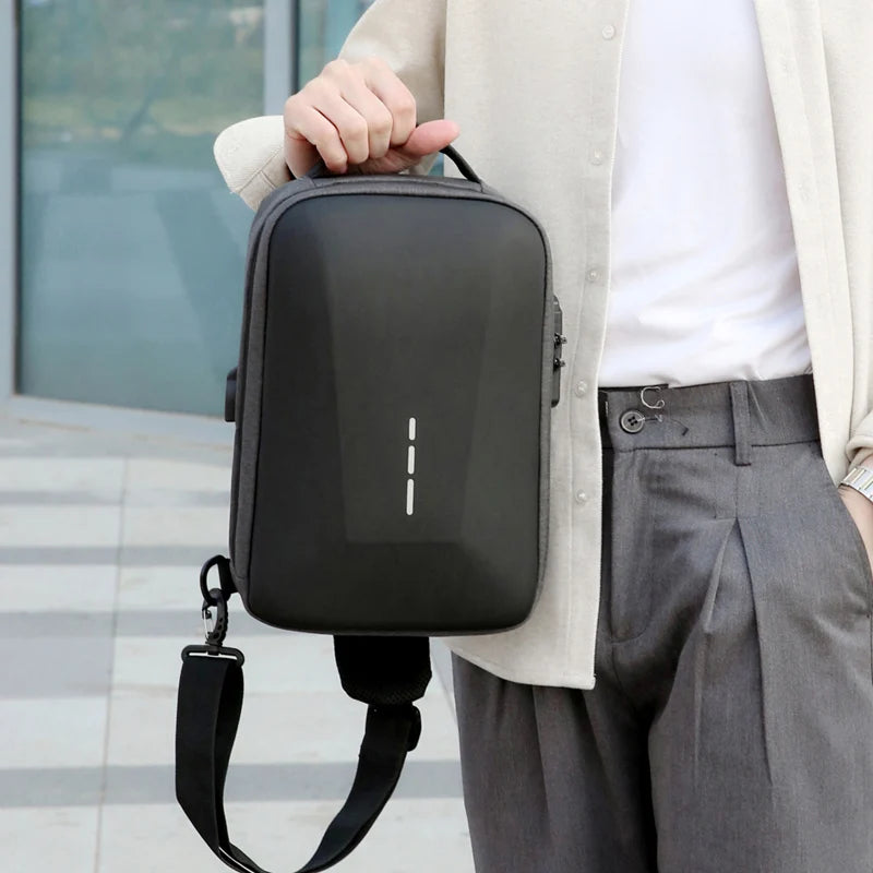 Bolsa Peitoral Masculina com Fecho de Senha e Entrada USB