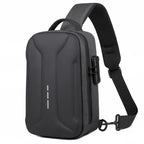 Bolsa Peitoral Masculina com Fecho de Senha e Entrada USB