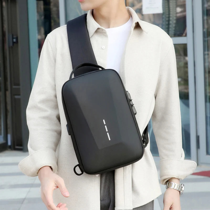 Bolsa Peitoral Masculina com Fecho de Senha e Entrada USB