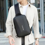 Bolsa Peitoral Masculina com Fecho de Senha e Entrada USB